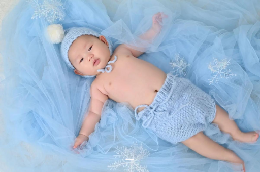 平湖宝宝上眼皮肿